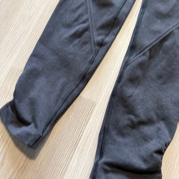 Women's Lululemon Athletica Black Flow and Go Crop Seamless Tight Leggings Sz 2 - Picture 2 of 6
